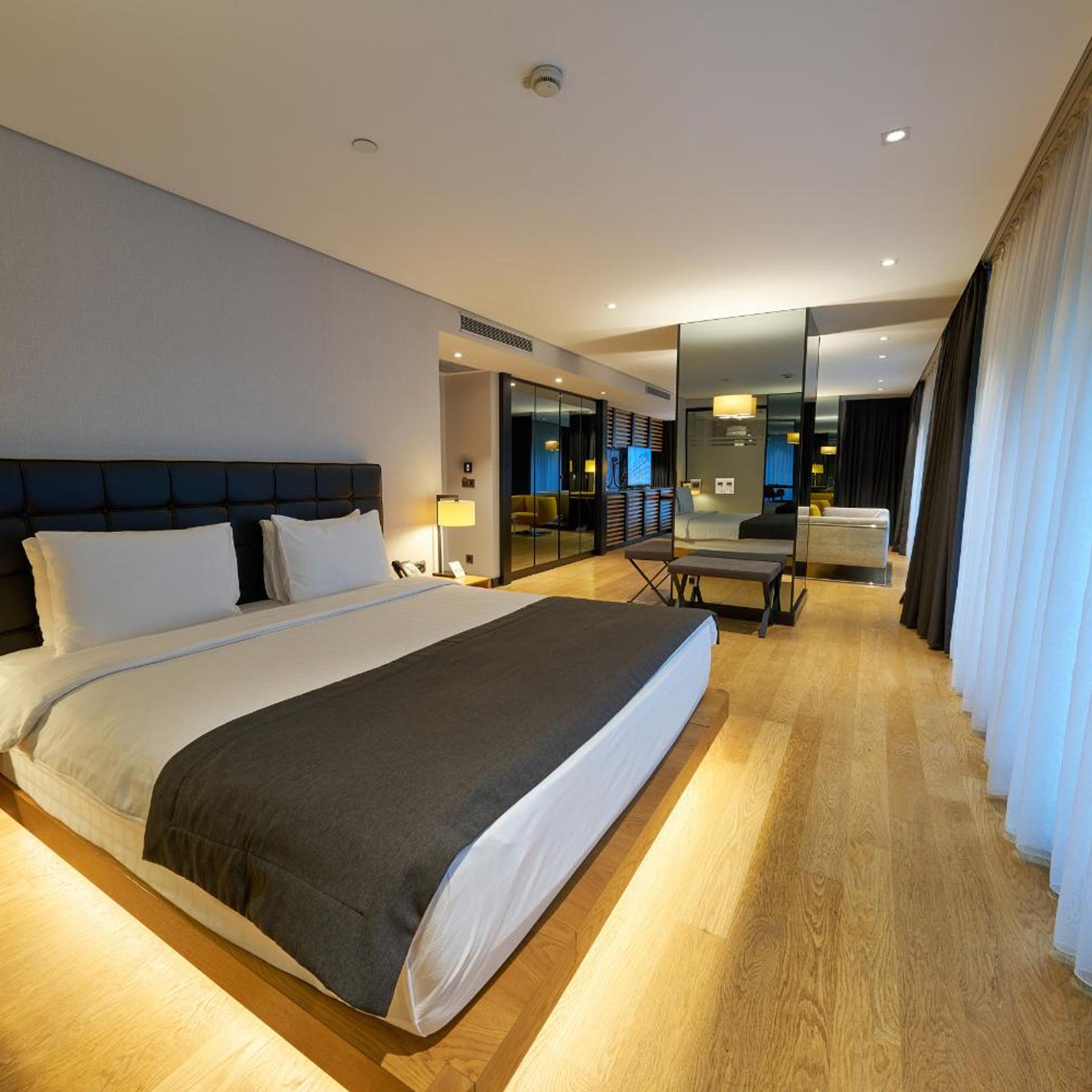 Green, Suite, King Bed