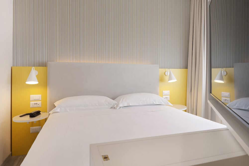 Adesso Hotel 25/50