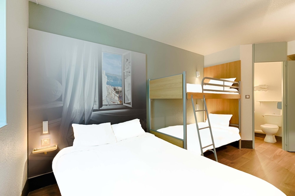 ROOM, QUADRUPLE