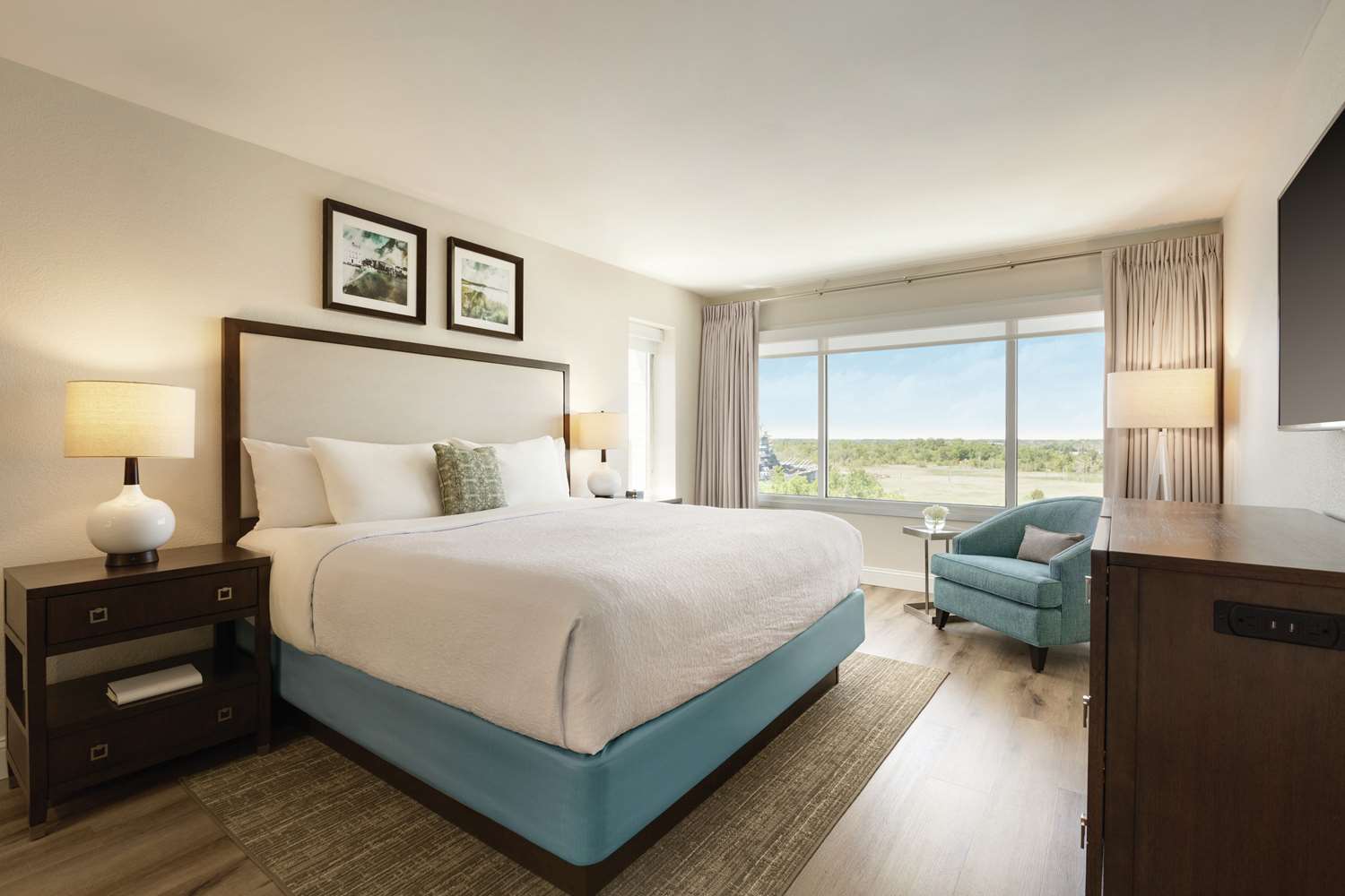 1 Bedroom, Suite, King Bed, River View, Parlor