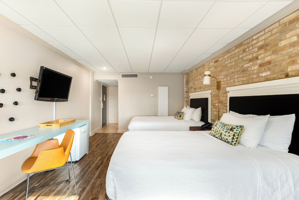 JUNIOR SUITE, QUEEN BED