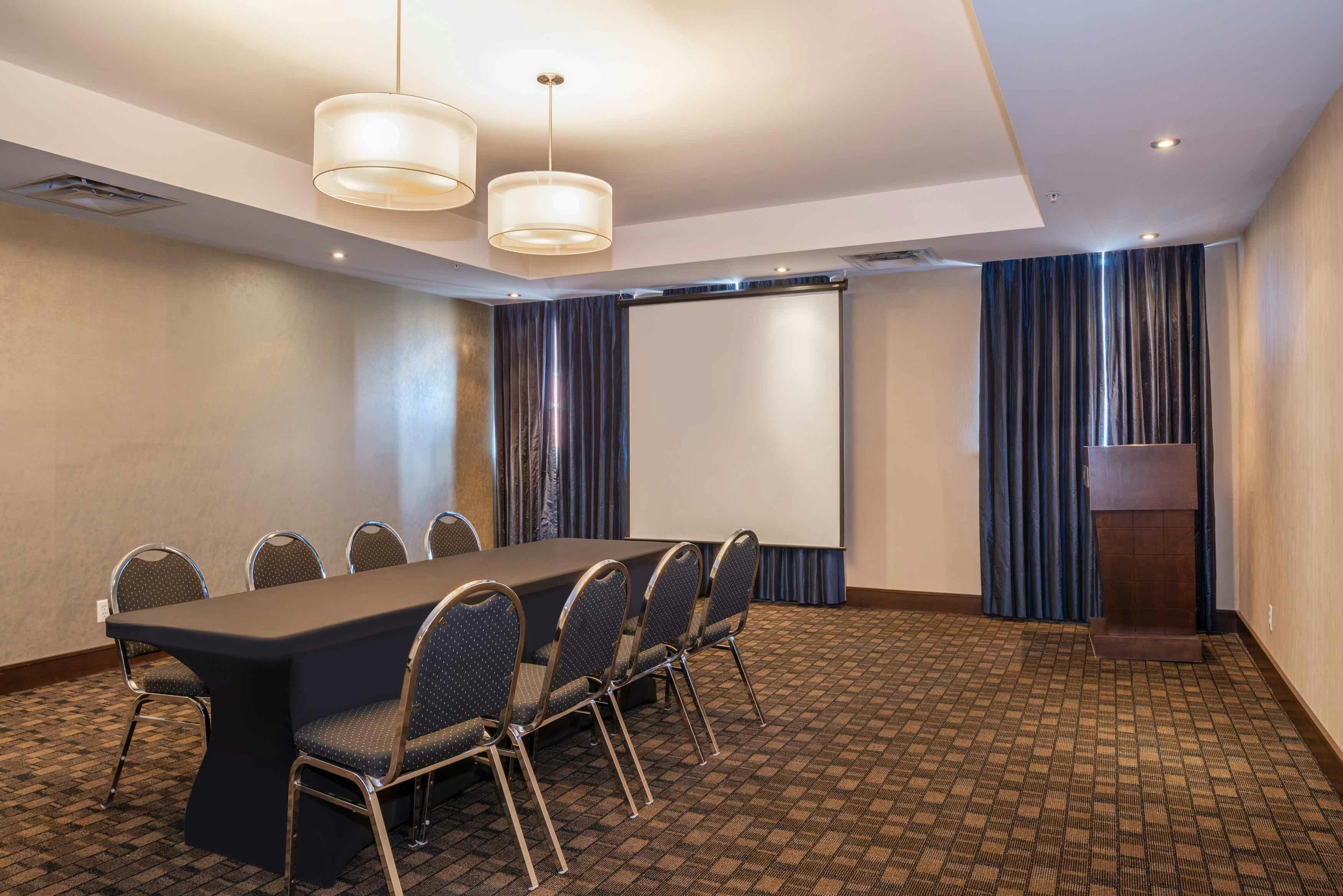 Sandman Hotel & Suites Winnipeg Airport 49/56