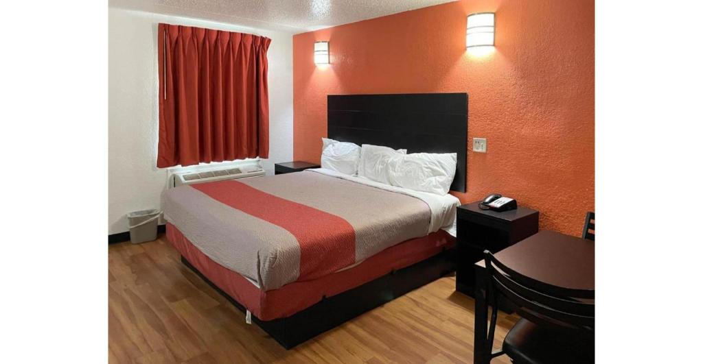 1 King Bed - Non-Smoking, Micfridge 3/7