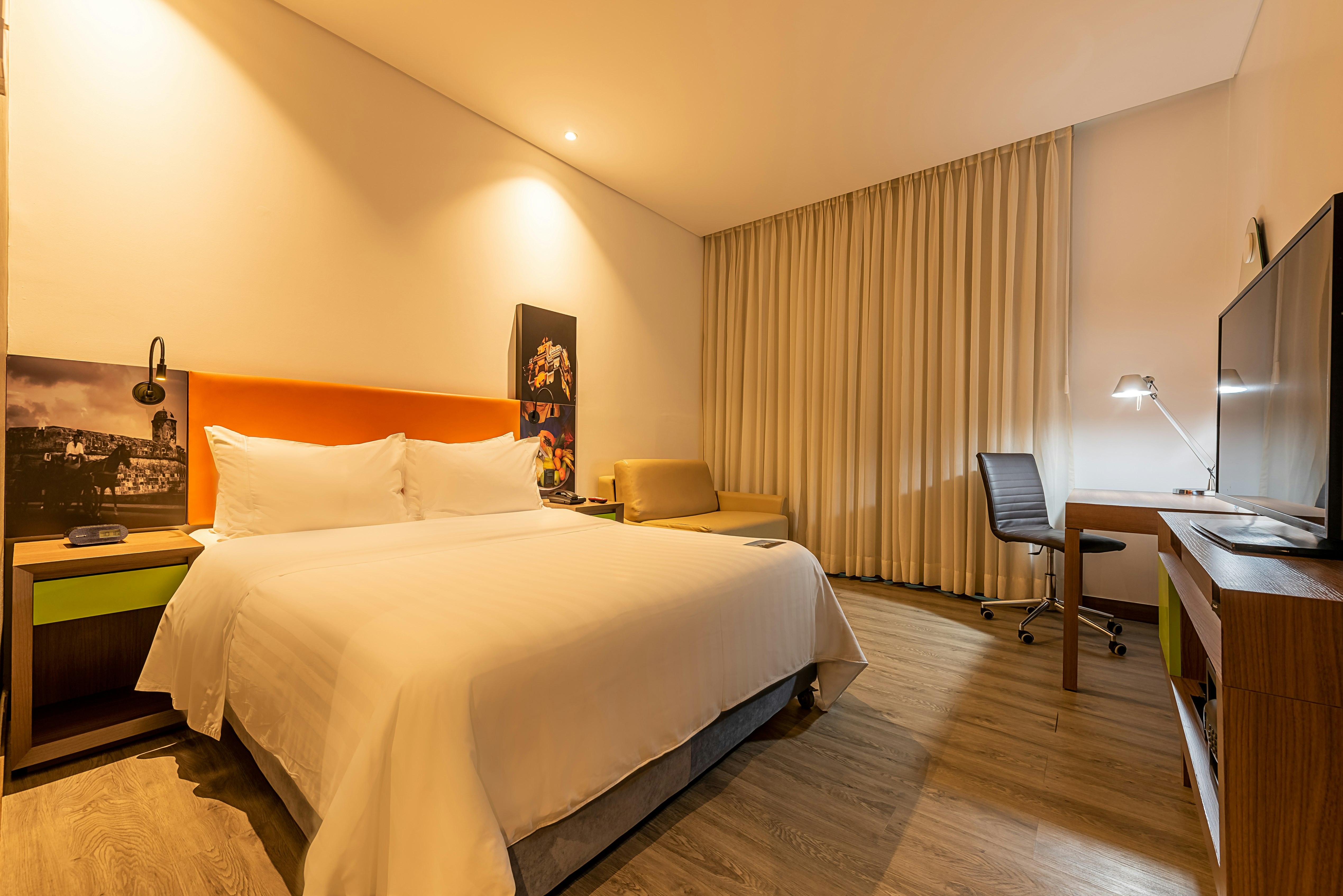 ROOM, QUEEN BED, SOFA