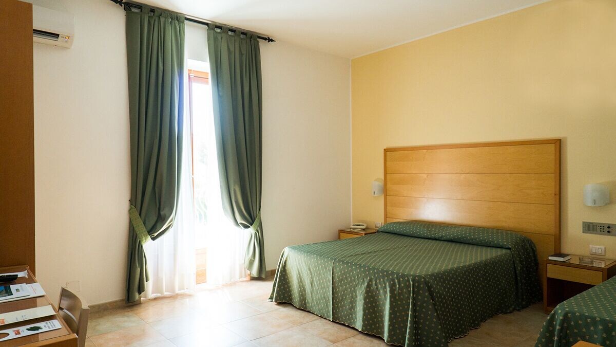 SUPERIOR, DOUBLE OR TWIN BED