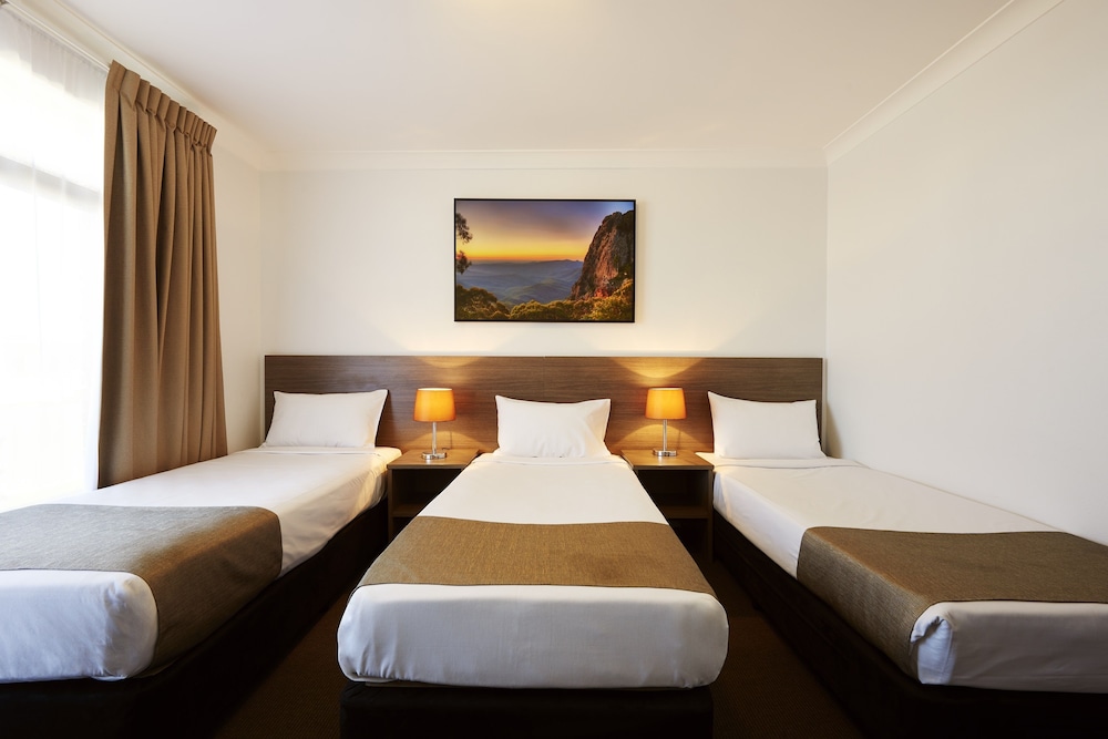 ADELONG MOTEL 11/29