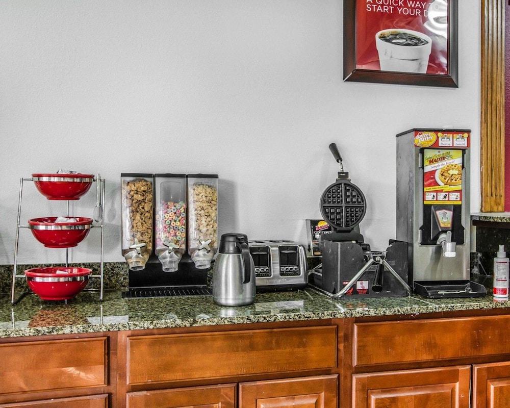 Econo Lodge Inn & Suites Enterprise, AL 22/33