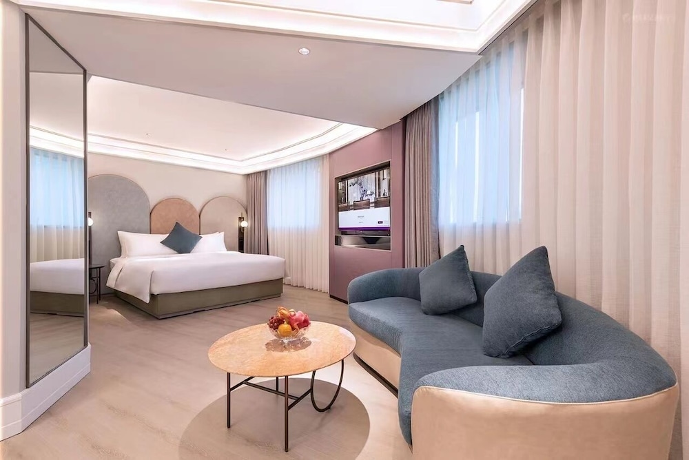 PRIVILEGE, KING BED