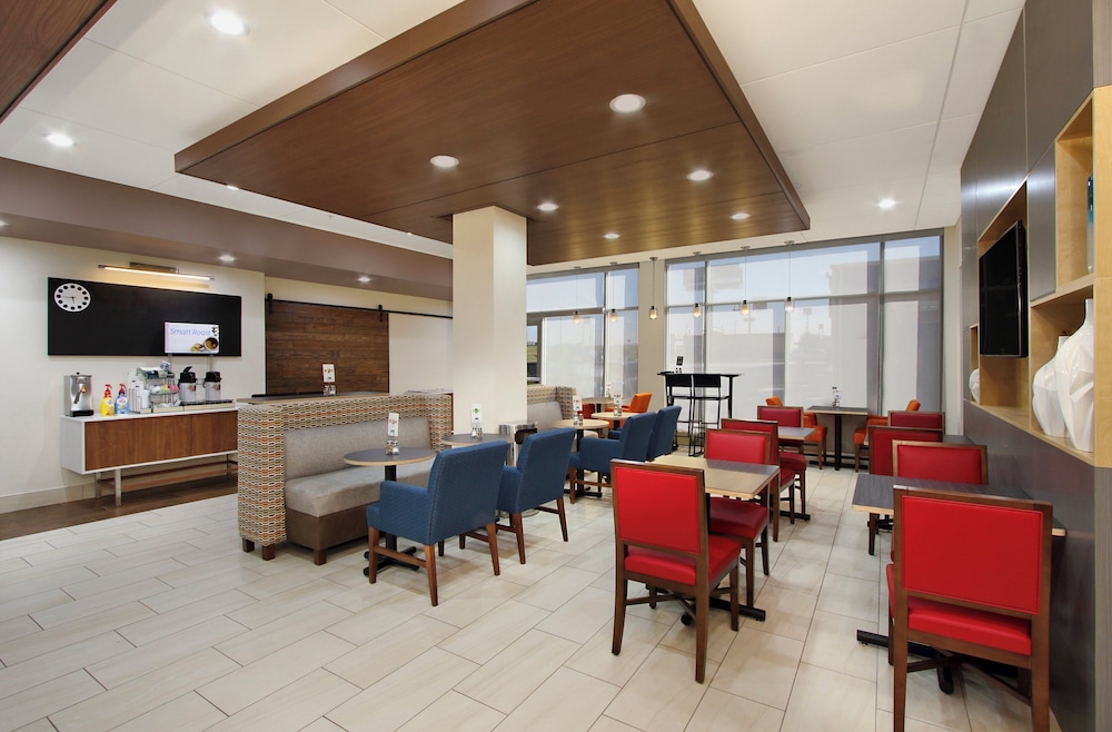 Holiday Inn Express And Suites Katy 34/54