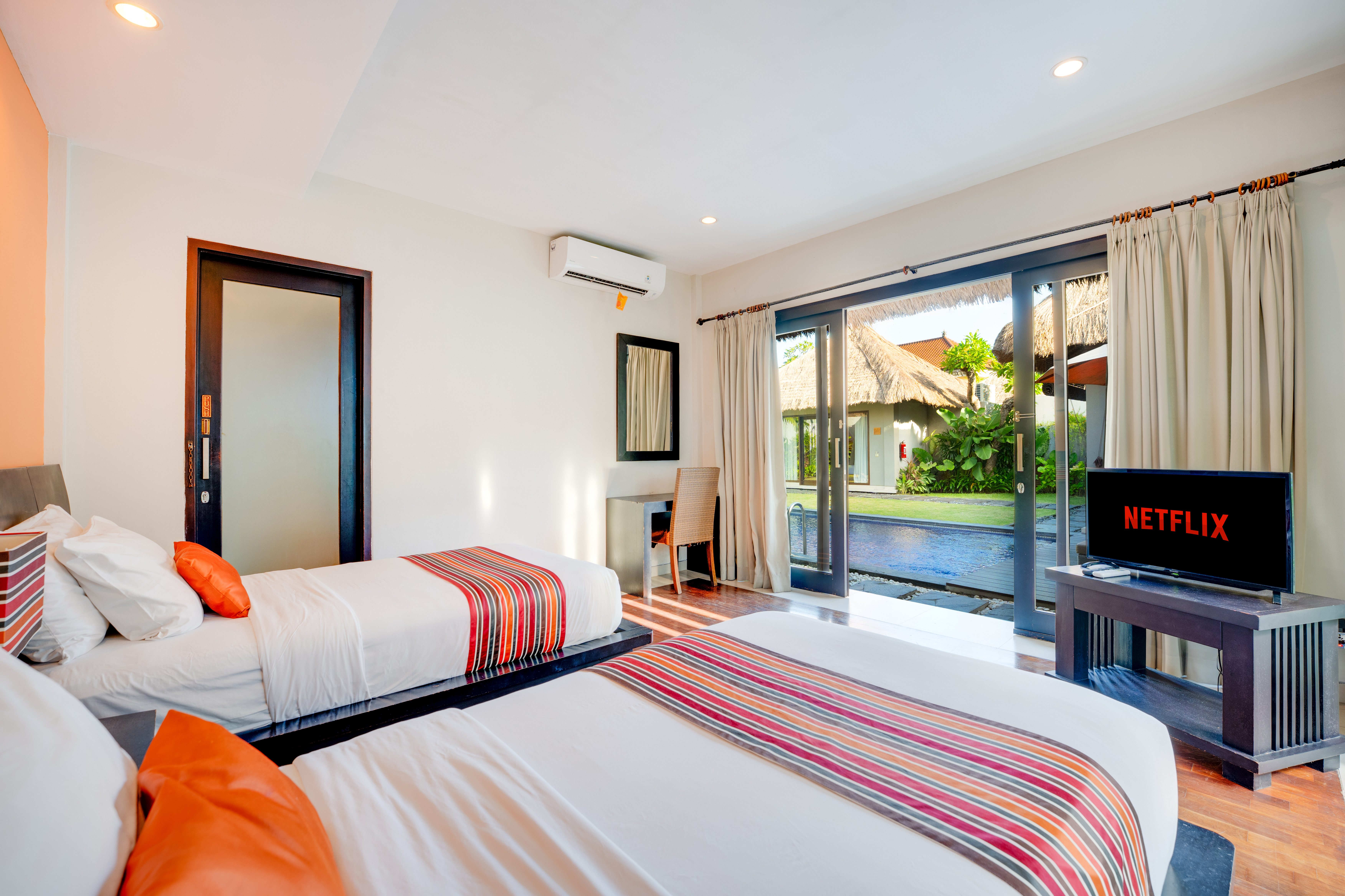 3 Bedrooms, Pool