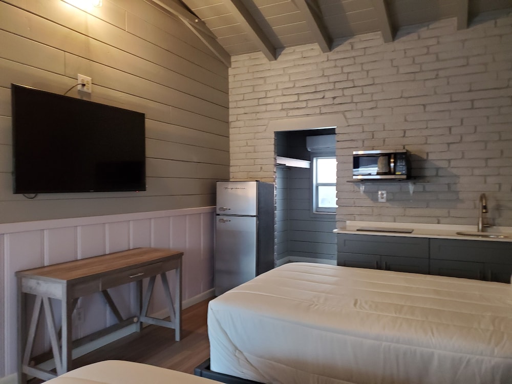 Hollywood Gardens Inn and Suites 9/16