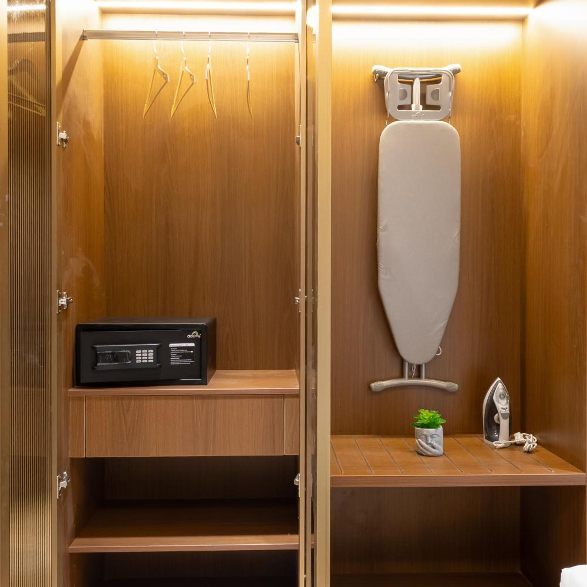 Saltstayz Premier Naraina Vihar 31/60