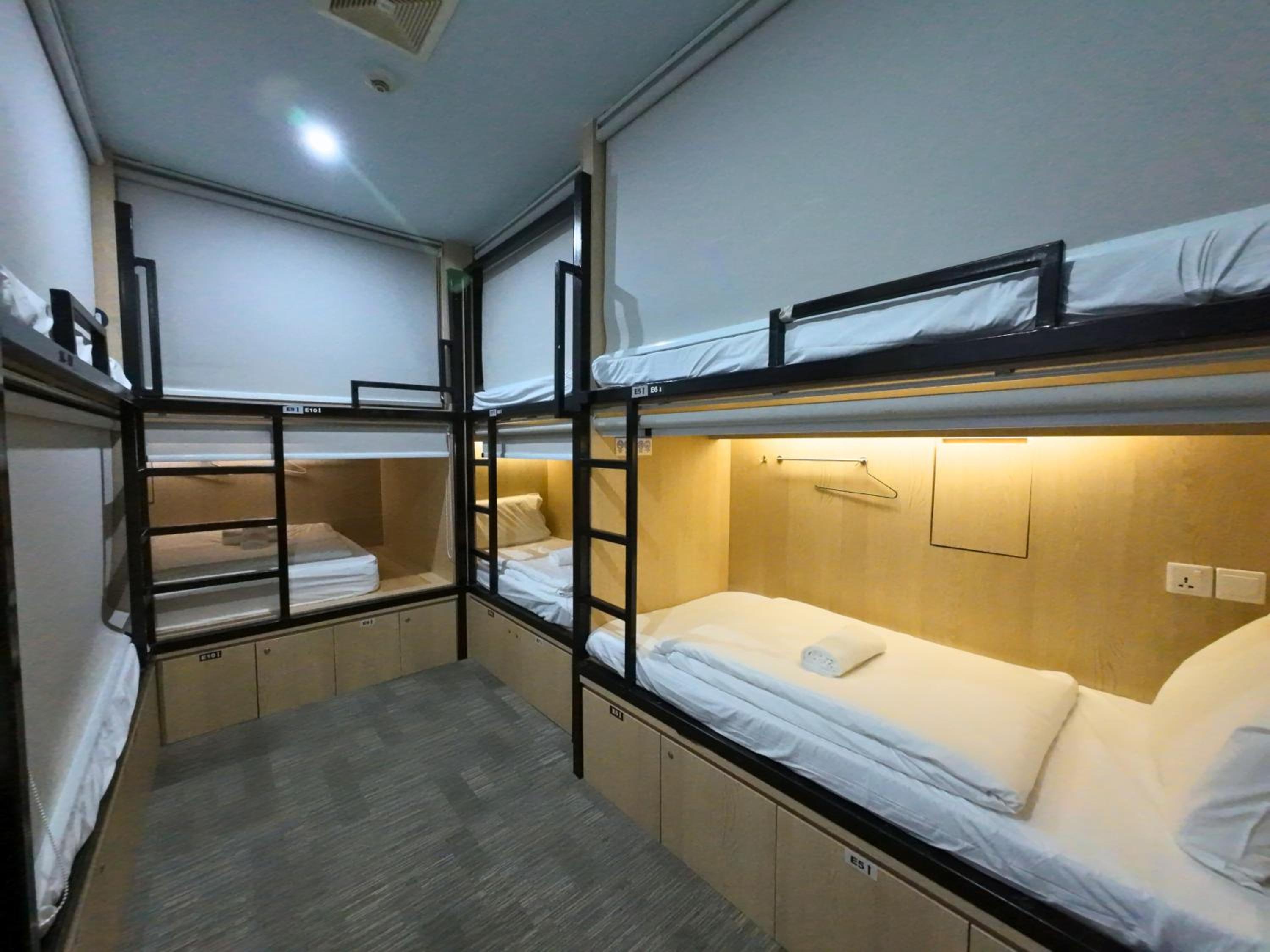 Capsule, Female Only, Queen Bed
