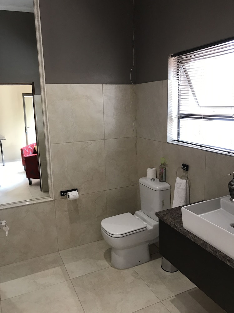 Aerotropolis Guest Lodge 44/50