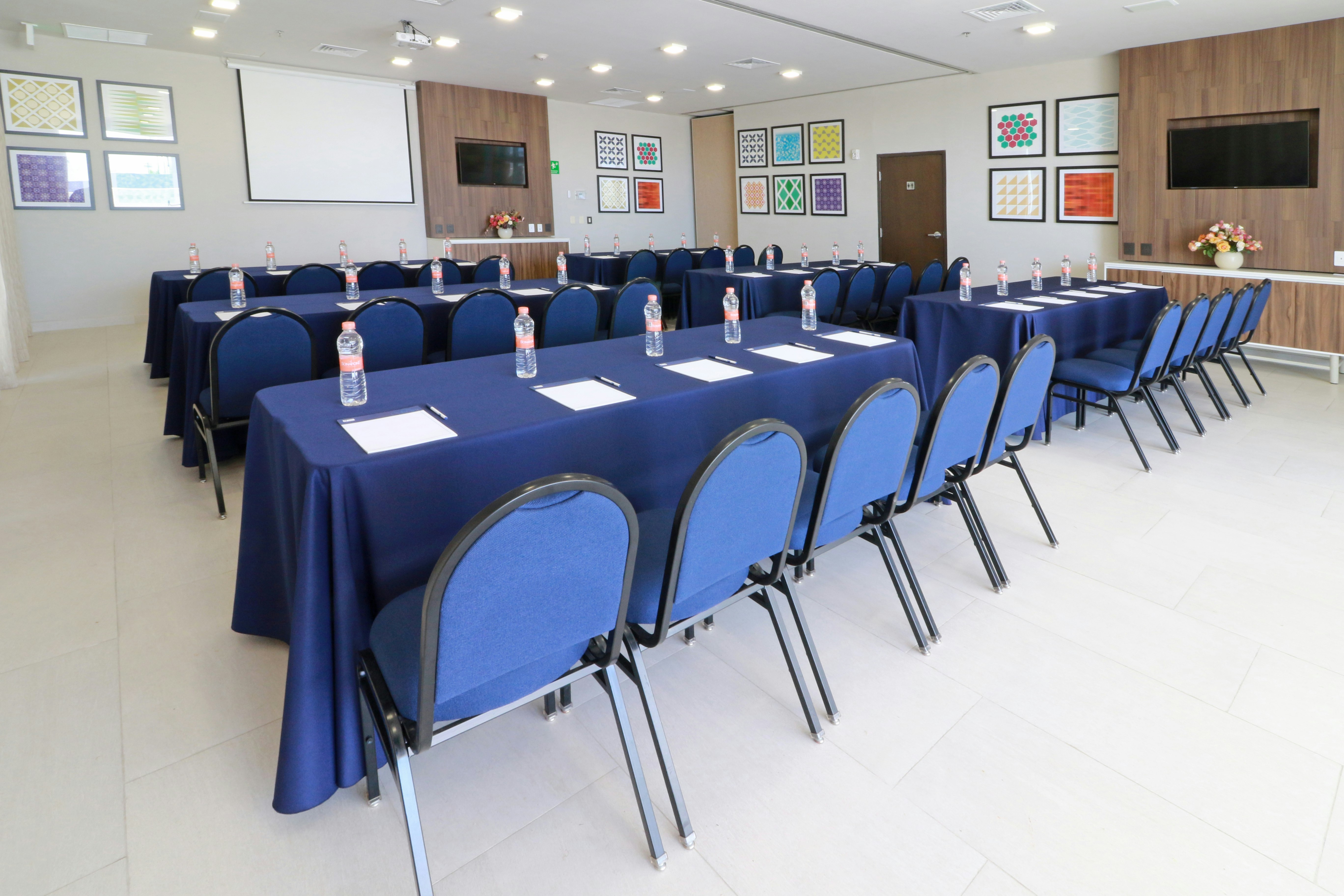 Holiday Inn Express And Suites Playa Del Carmen 62/74
