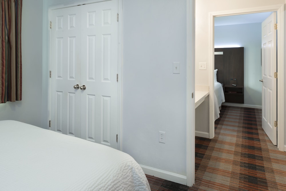 Luxbury Inn & Suites 12/34