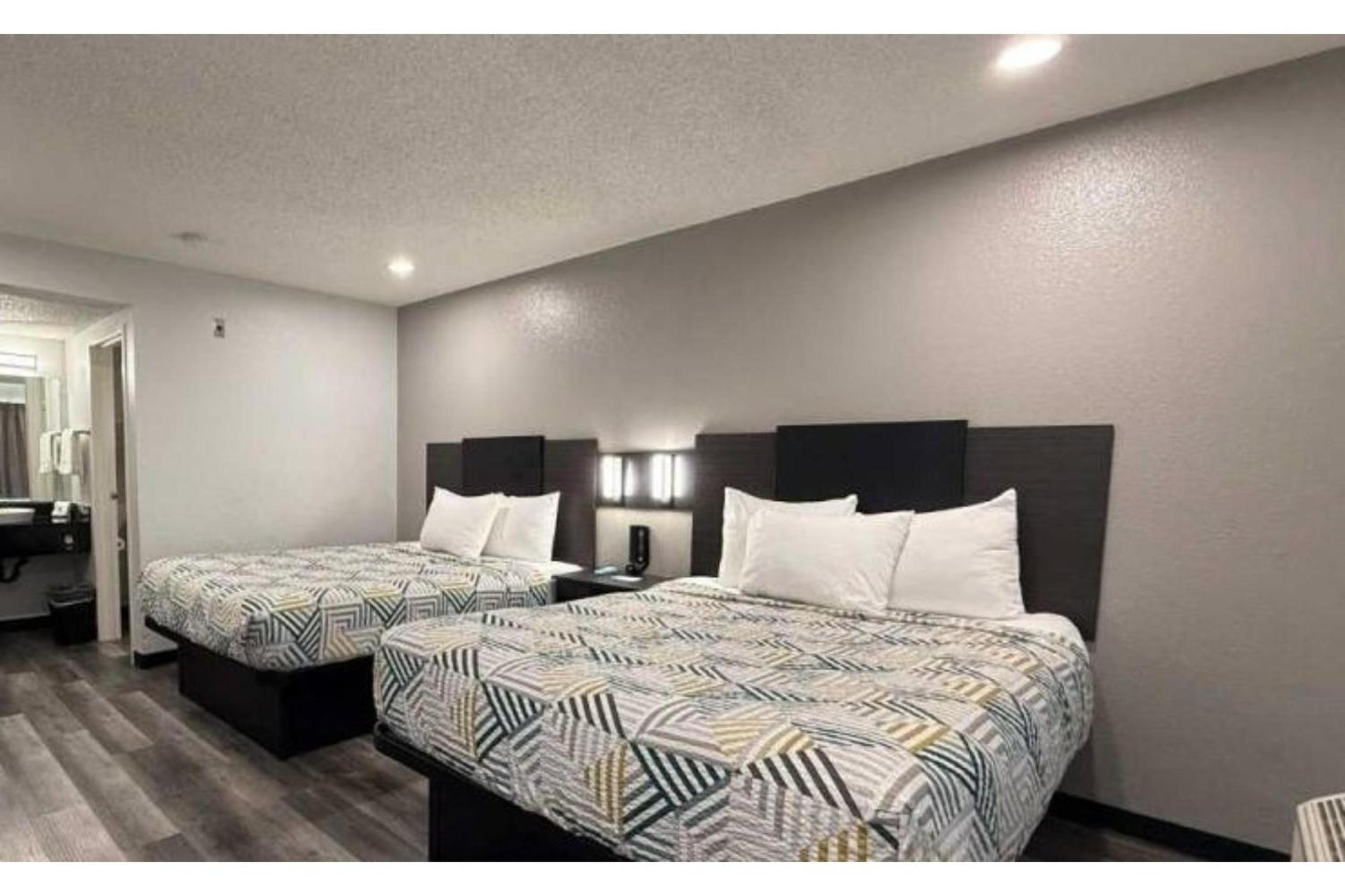 2 Full Beds - Non-Smoking