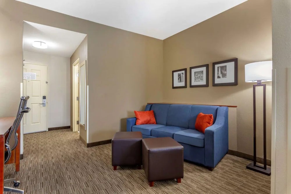 Holiday Inn Express And Suites Milwaukee Nw Park Place 51/79