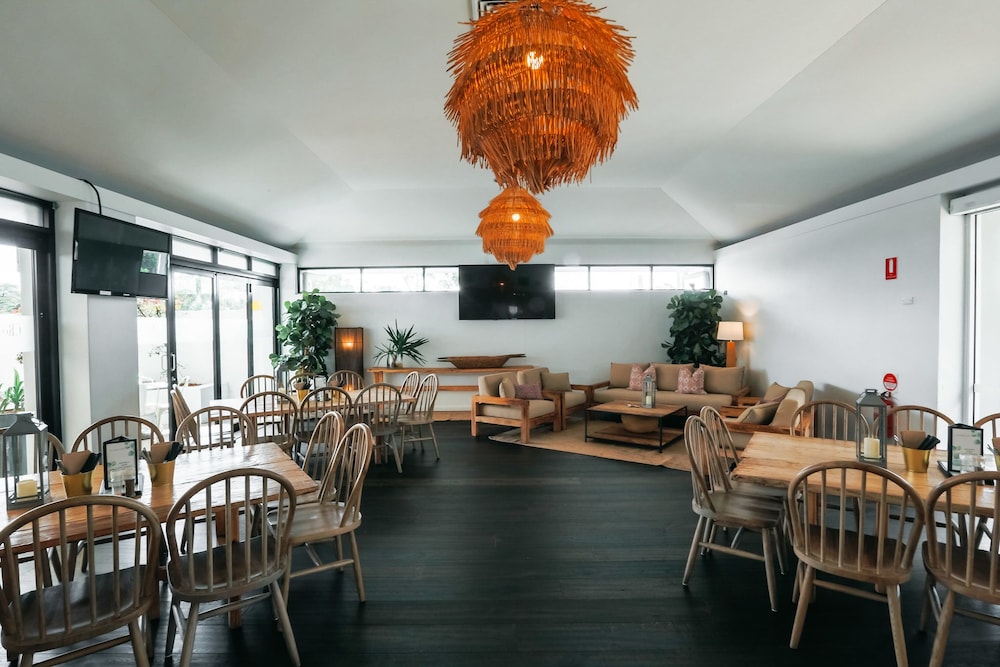 Crossroads Hotel 34/51