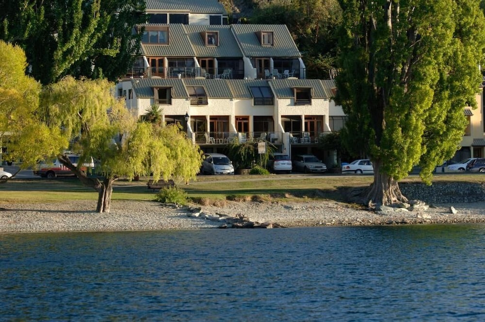 Lakefront Apartments and Lodges 37/49