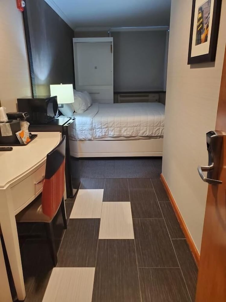 Umbrella Hotel Brooklyn 22/22