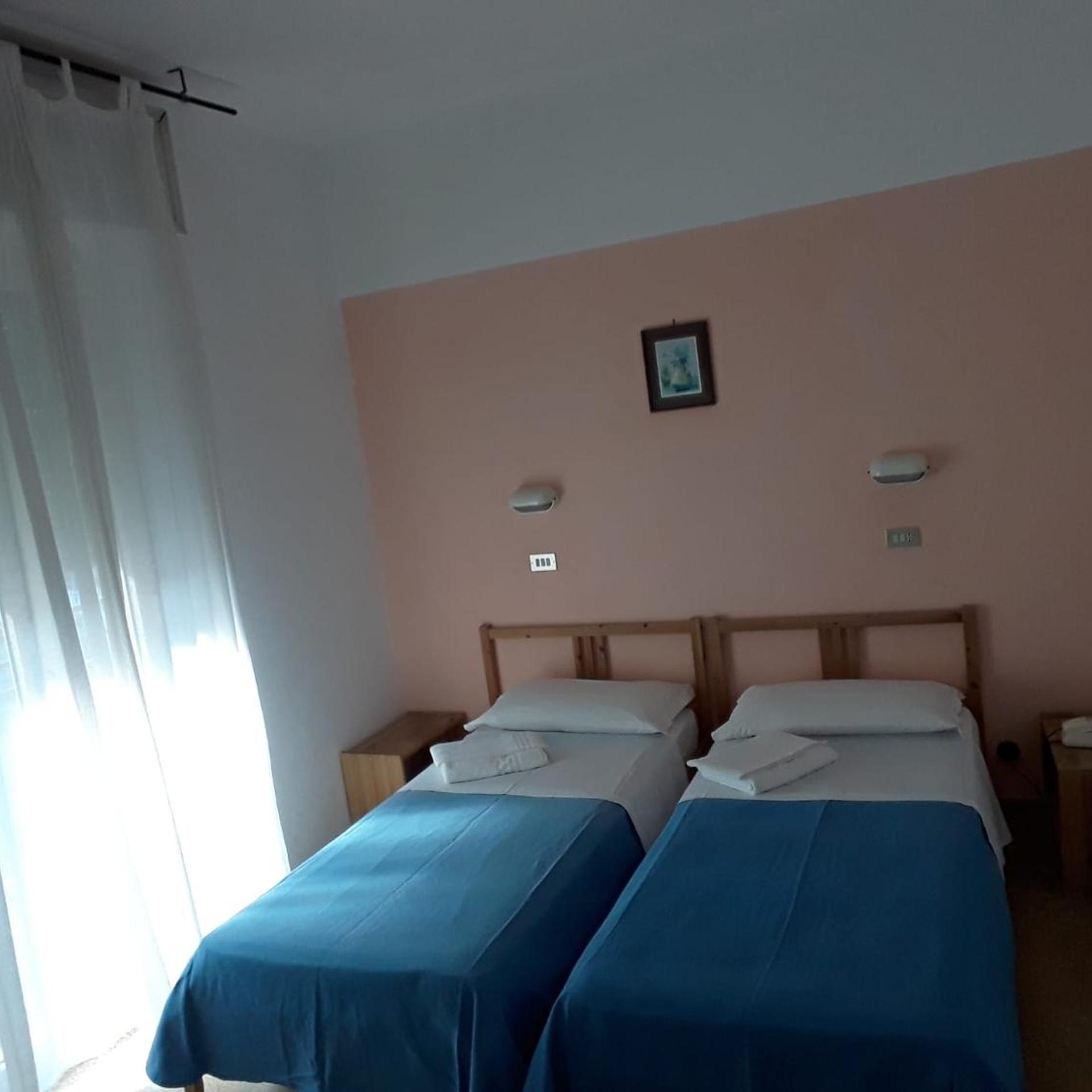 ROOM, TWIN BEDS