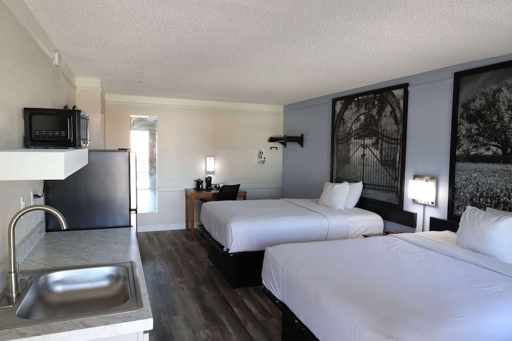 Super 8 by Wyndham Austin South / I-35 10/23