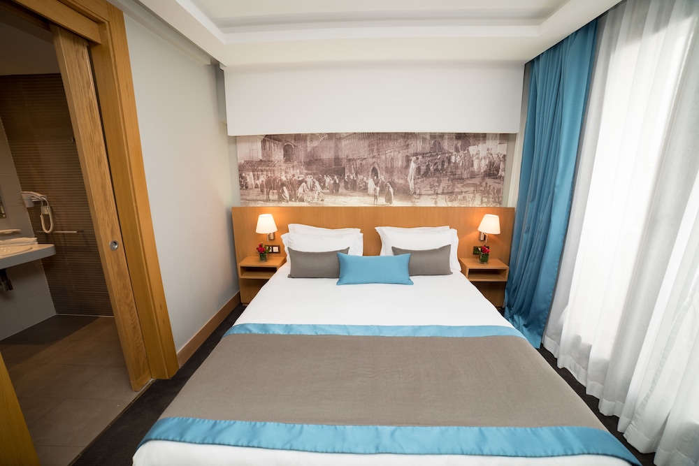 SUPERIOR, QUEEN BED
