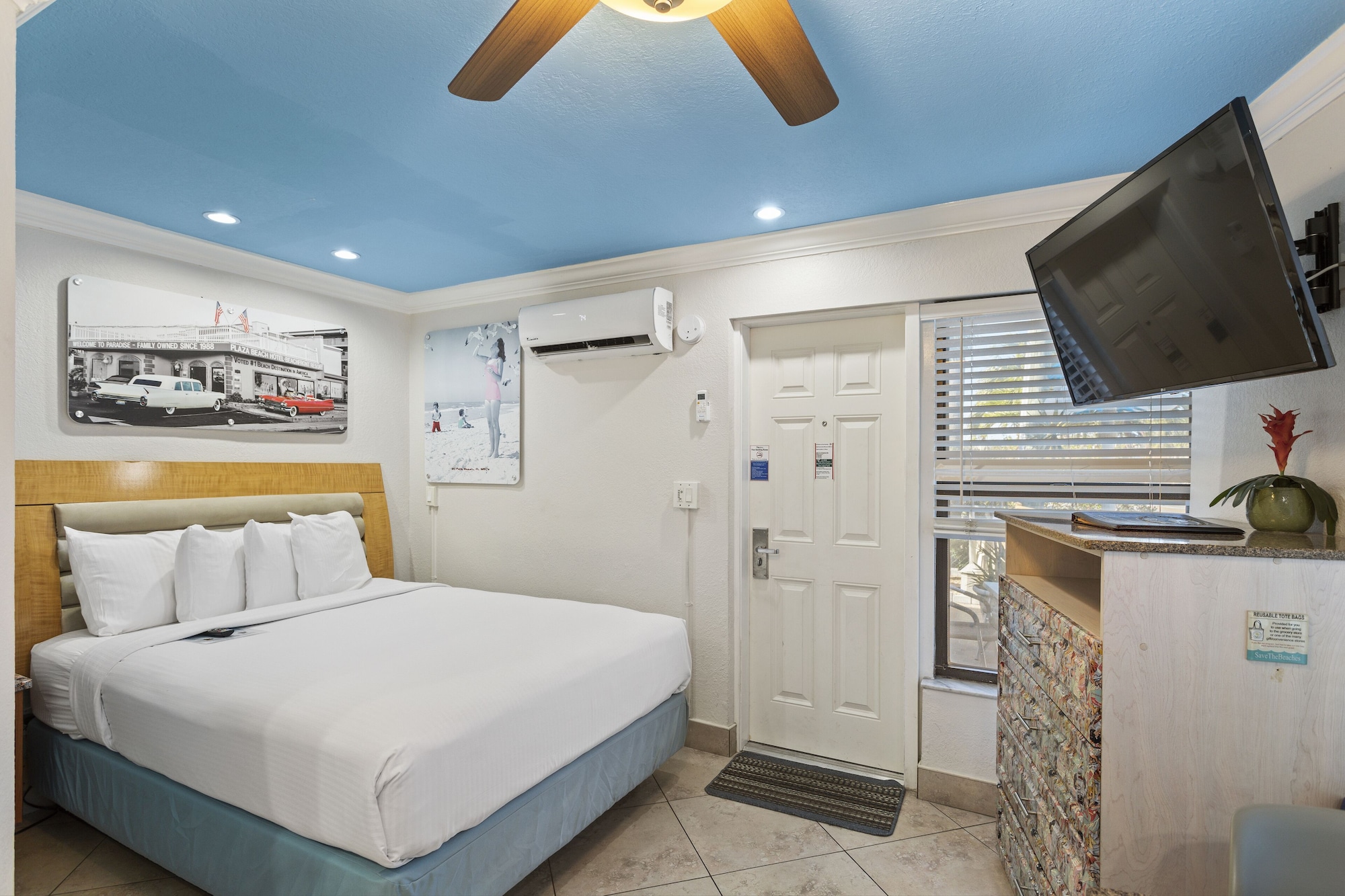 Efficiency, Suite, Queen Bed, Road Side