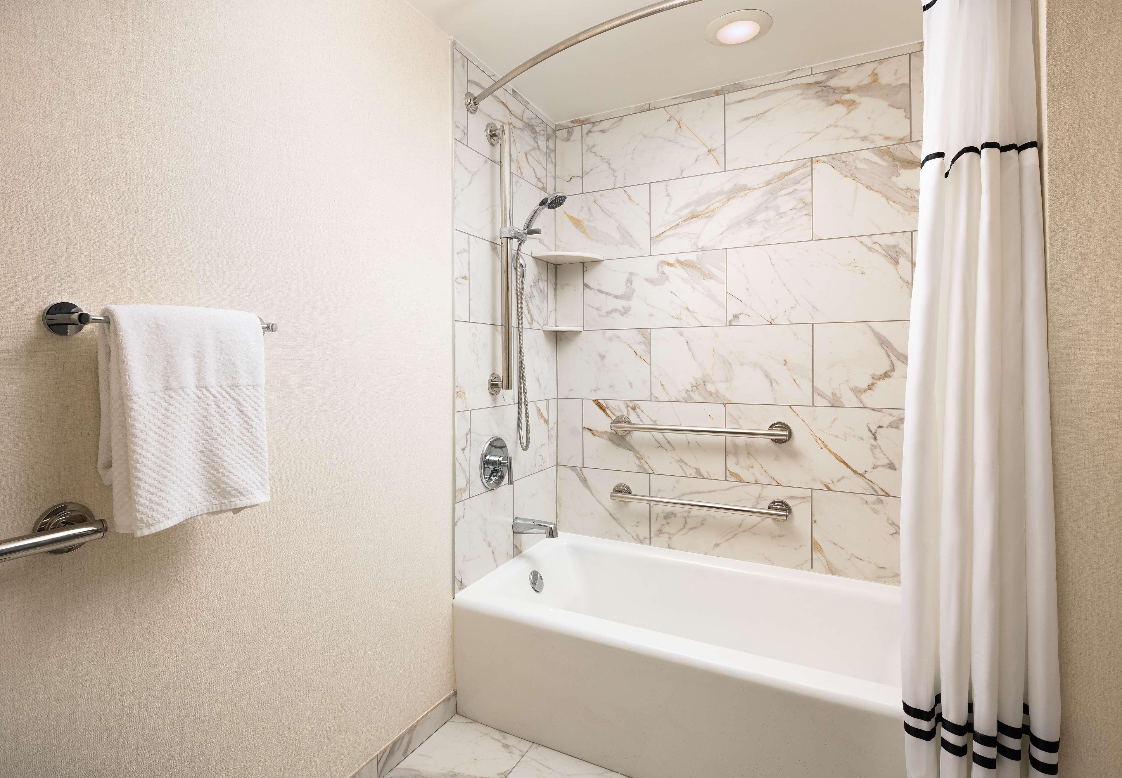 جناح، Embassy Suites Atlanta Buckhead 2/2