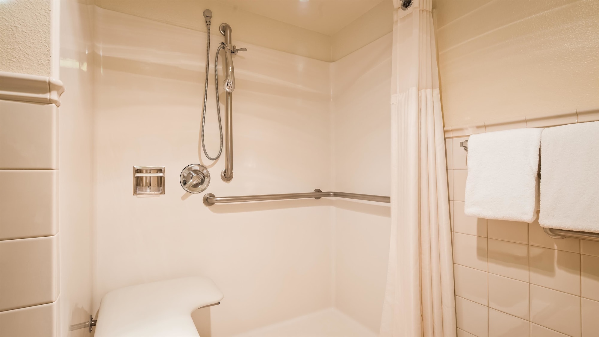 غرفة قياسية بسرير كينج بإطلالة لذوي الإعاقة، Best Western Plus Royal Oak Hotel 7/7