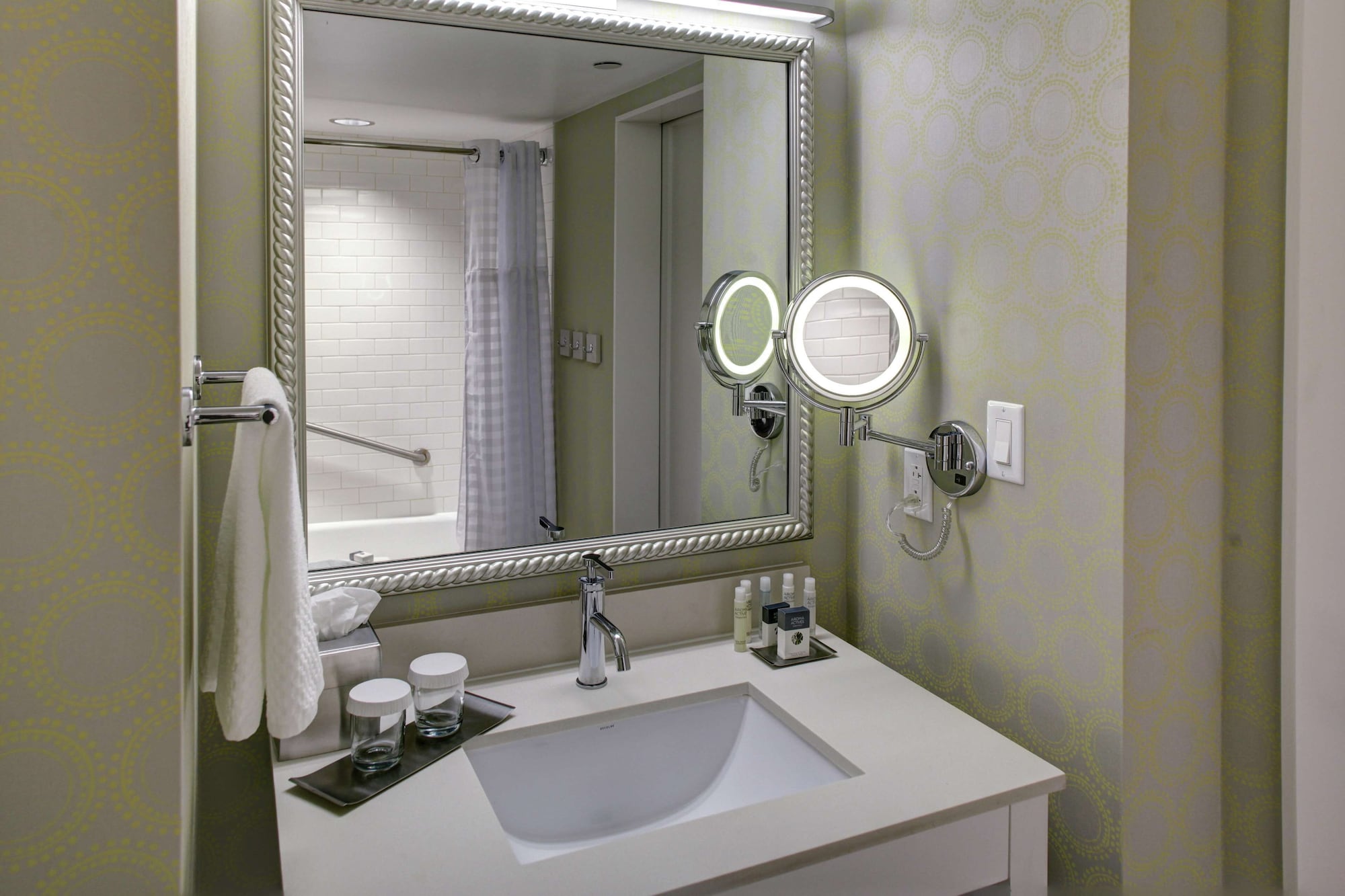 غرفة ركنية بسرير كينج بإطلالة على المدينة لذوي الإعاقة، Doubletree By Hilton Hotel Biloxi 4/4