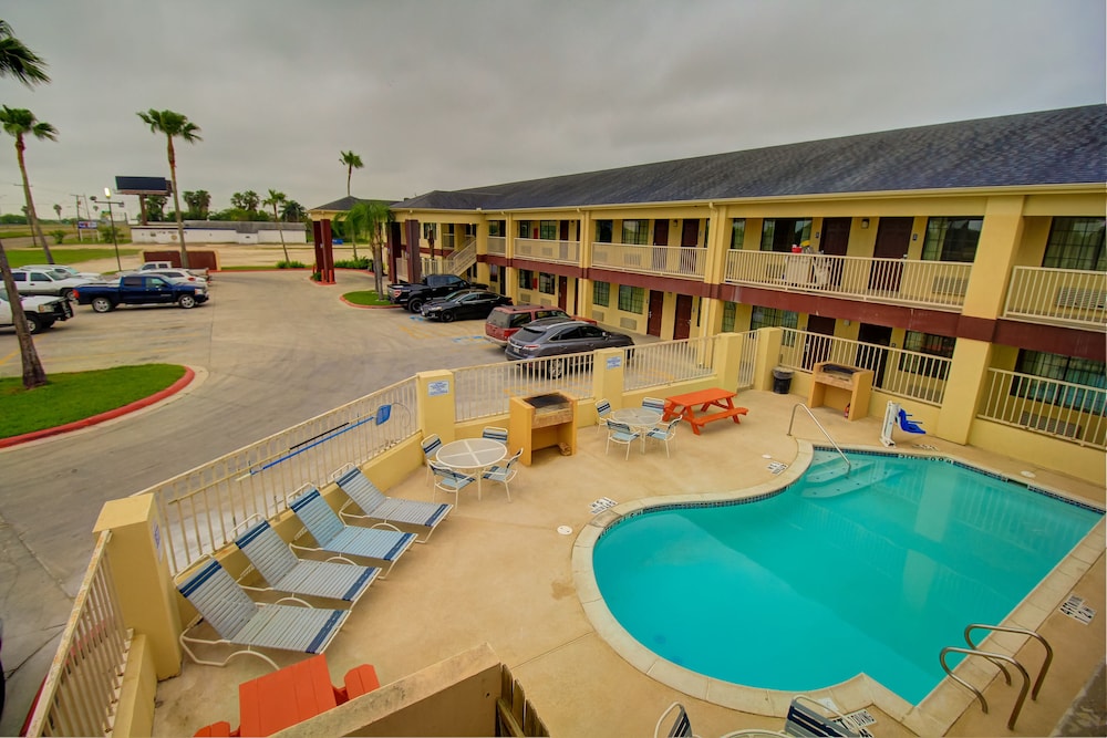 Deluxe Inn Suites 49/61