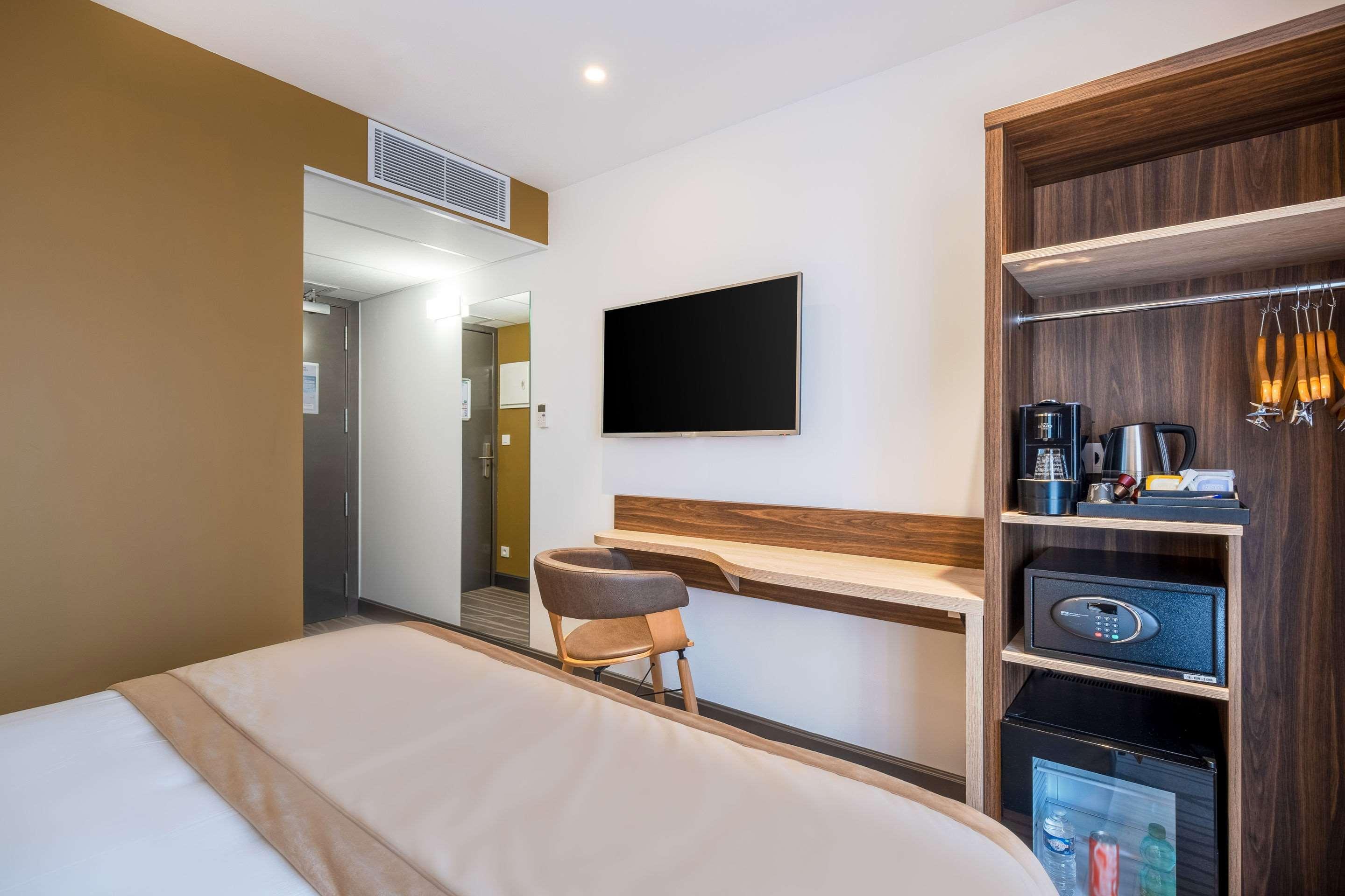 ROOM, QUEEN BED