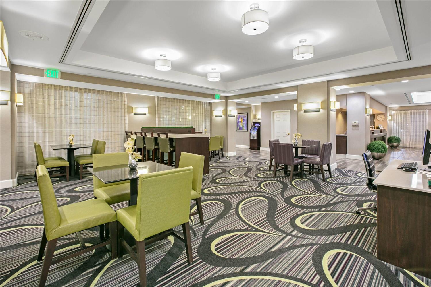 La Quinta Inn & Suites by Wyndham DFW Airport South / Irving 43/52
