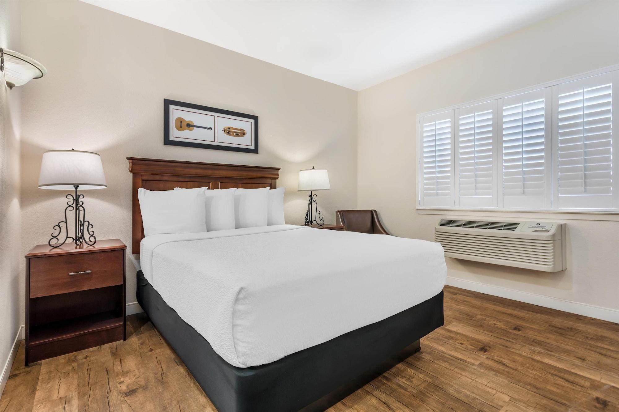 Suite, Multiple Beds, Jetted Tub