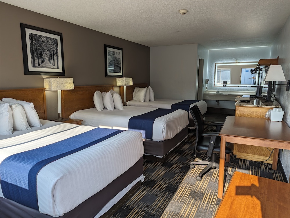 DELUXE, TRIPLE, MULTIPLE BEDS
