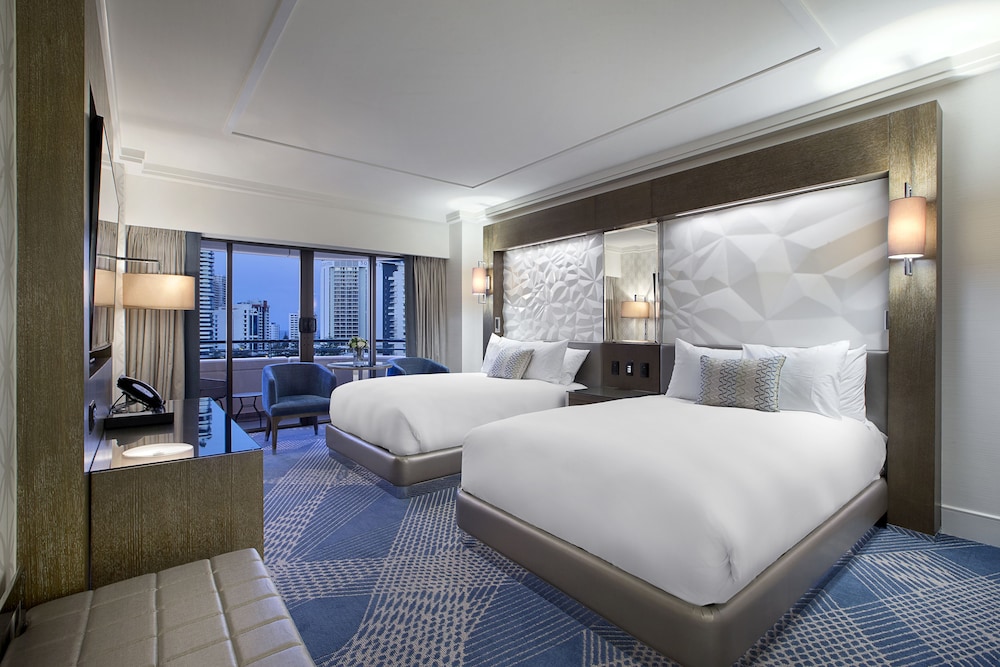 DELUXE, TWIN BEDS, BALCONY, CORNER