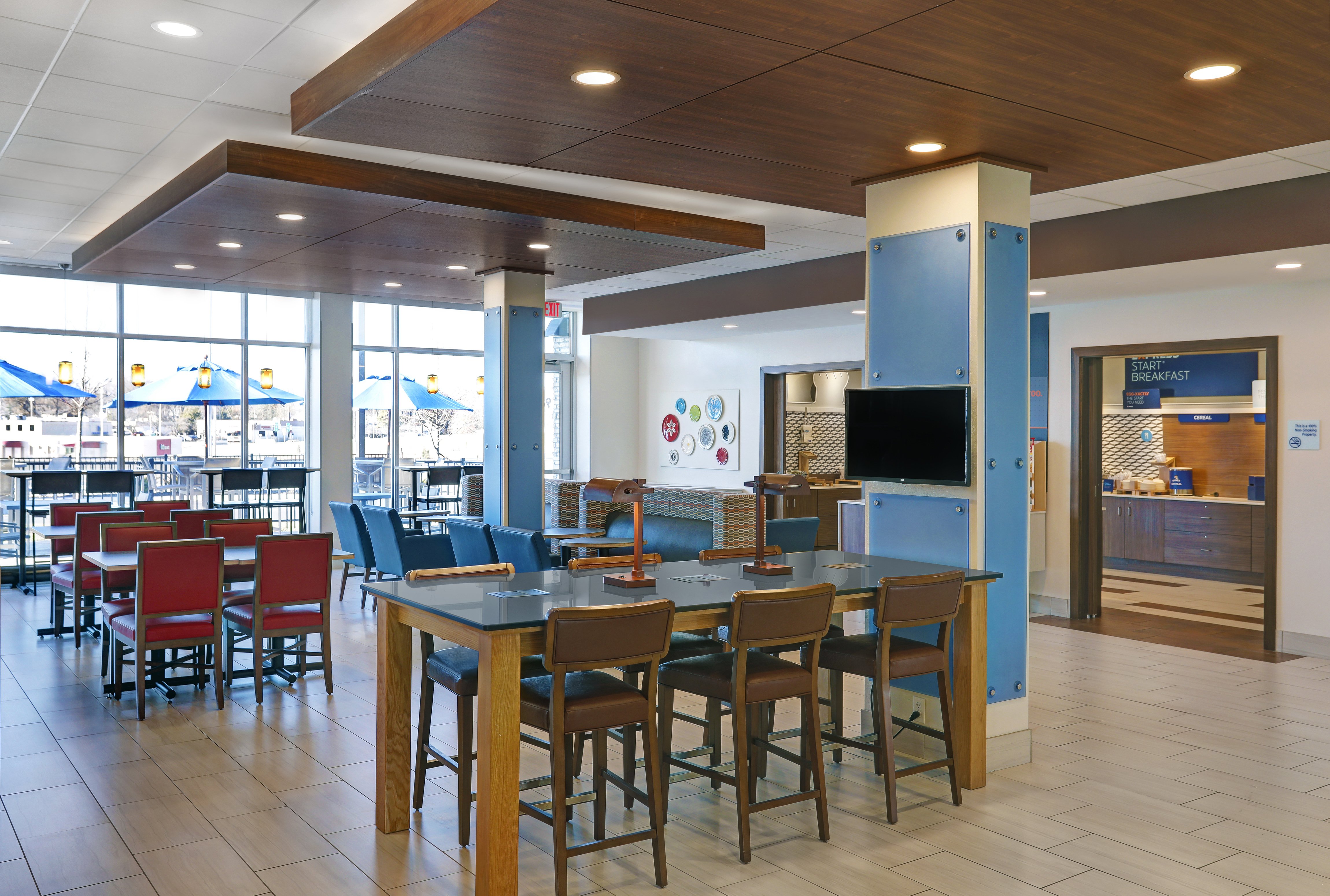 HOLIDAY INN EXPRESS & SUITES LENEXA - OVERLAND PARK AREA 42/54