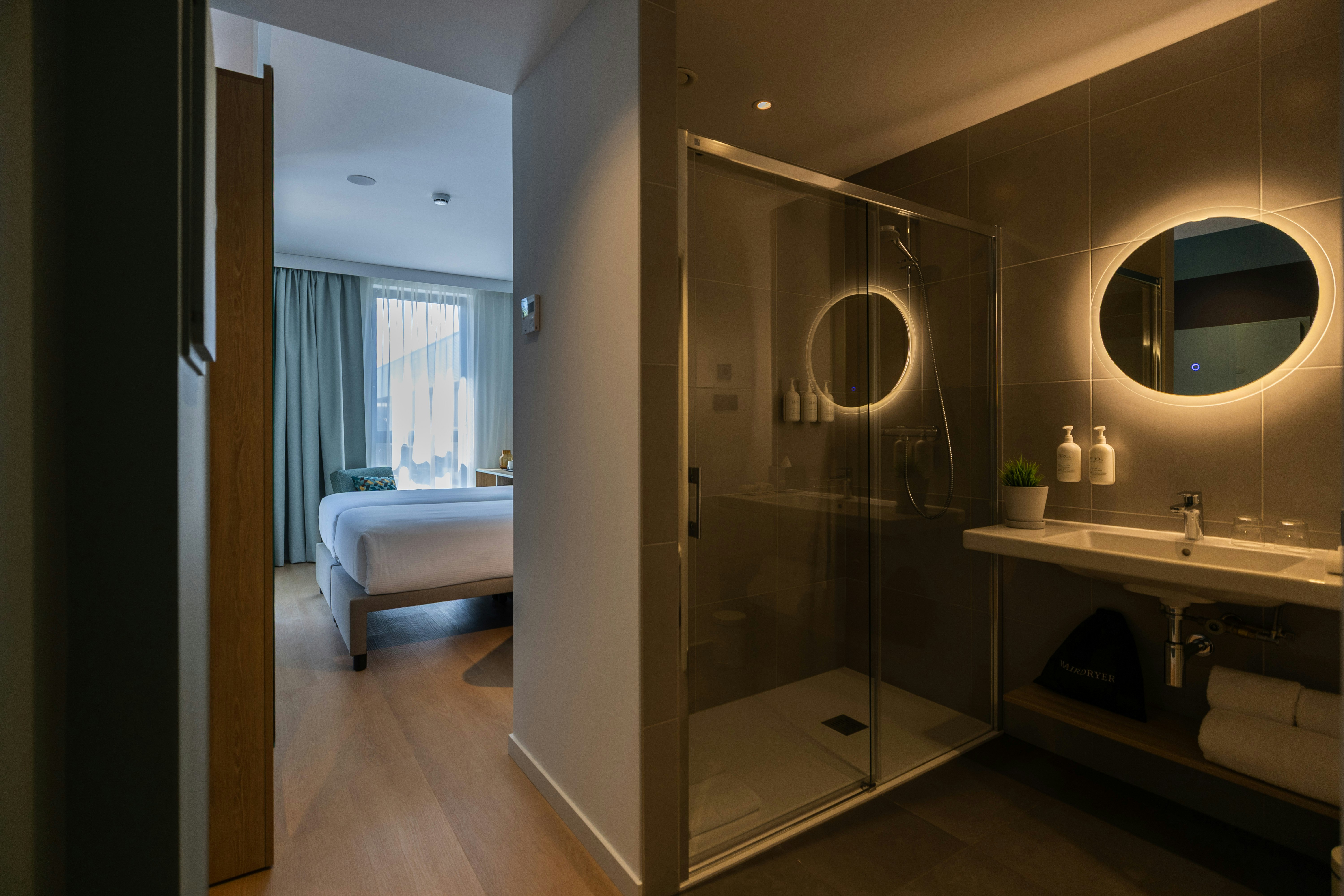 غرفة بسريرين منفصلين، Spark by Hilton Madrid Alcala 3/3