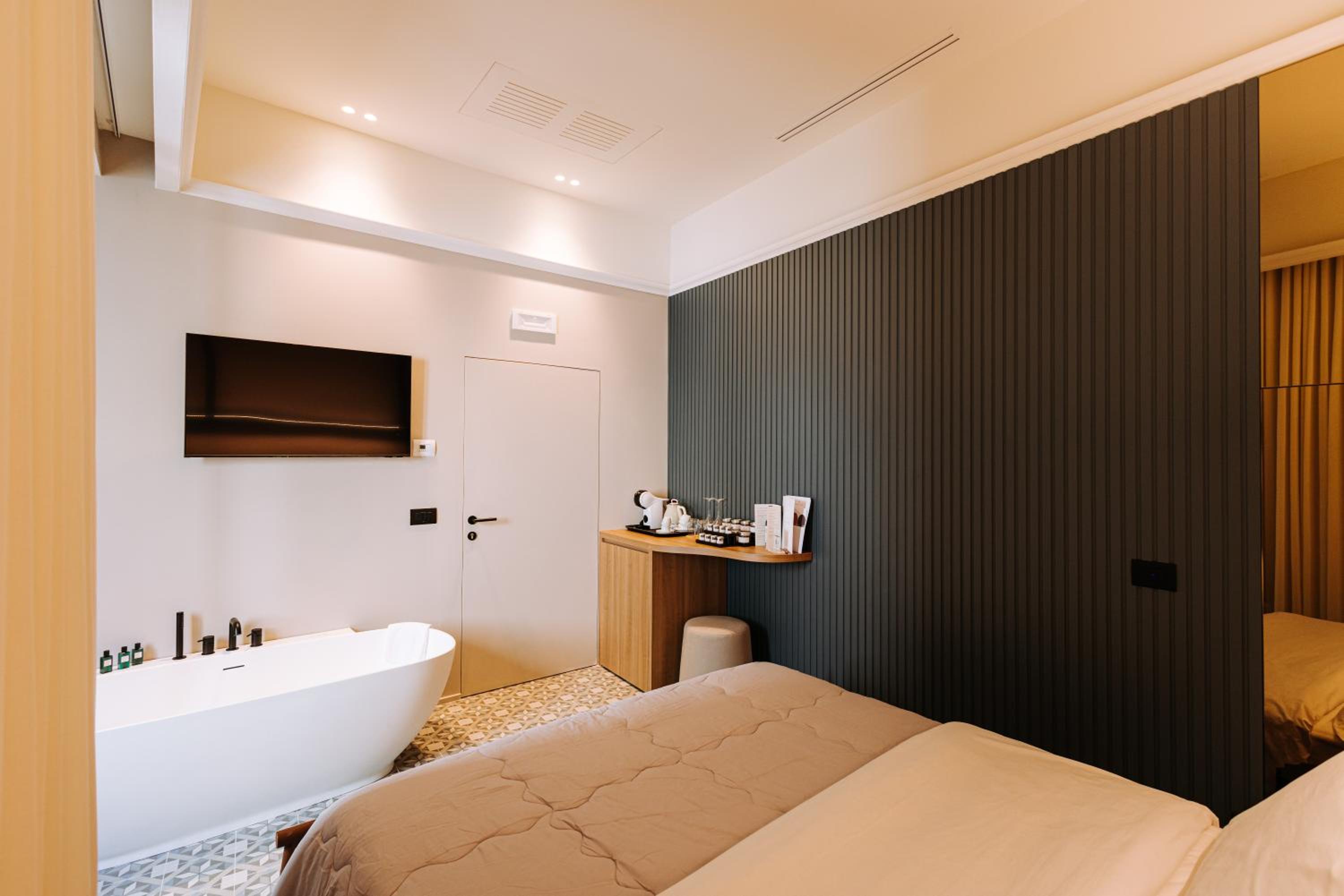 DELUXE, DOUBLE BED