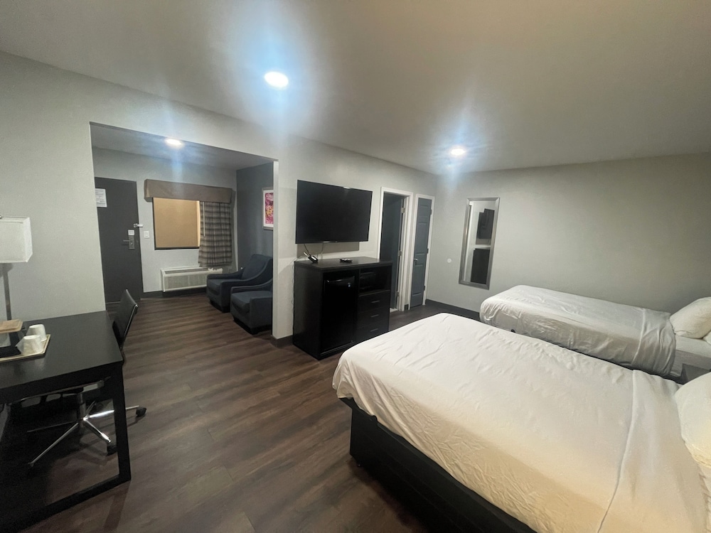 2 Full Beds - Suite, Non-Smoking, Micfridge