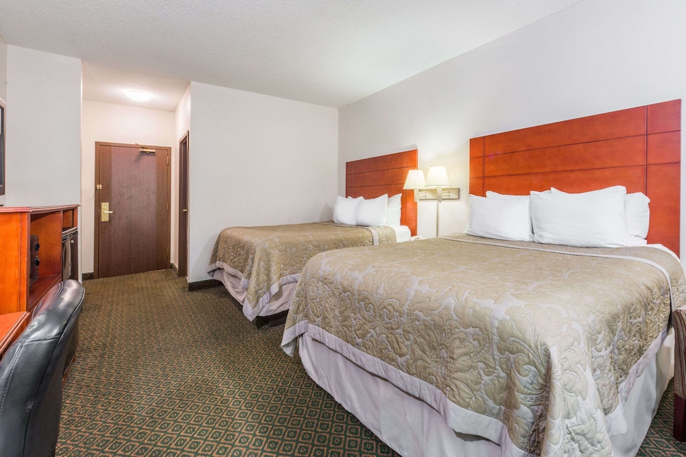 Super 8 By Wyndham St Charles 6/25