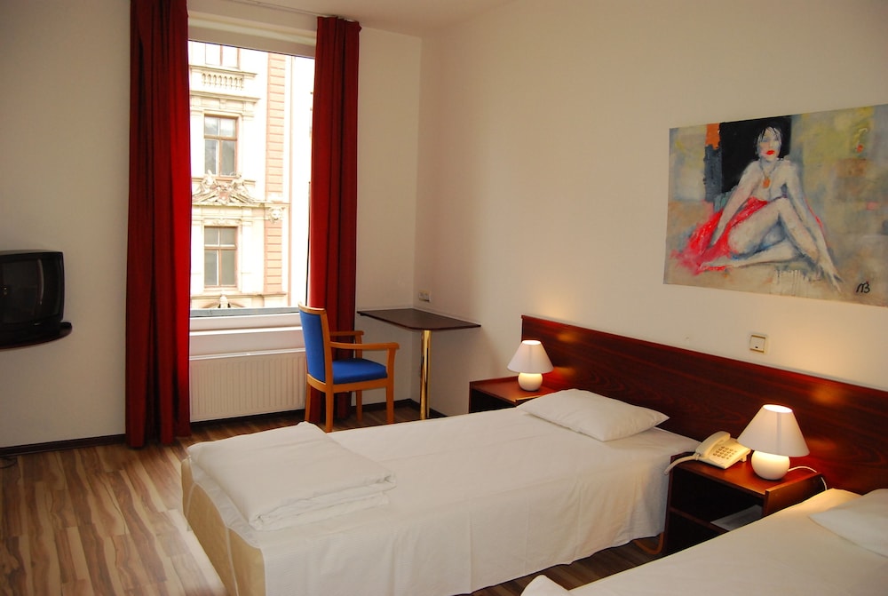 A1 Hotel 7/51