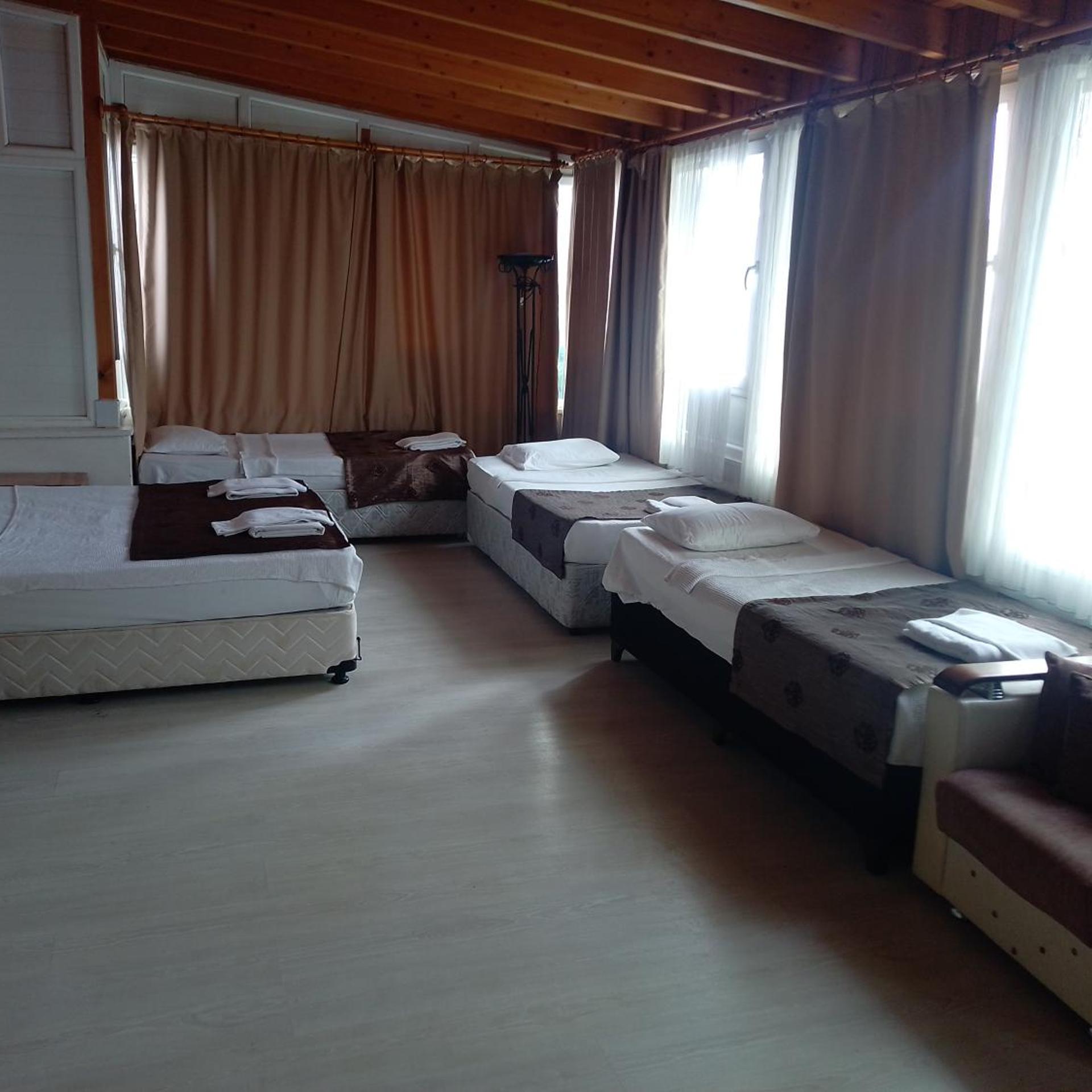 Room, Quadruple