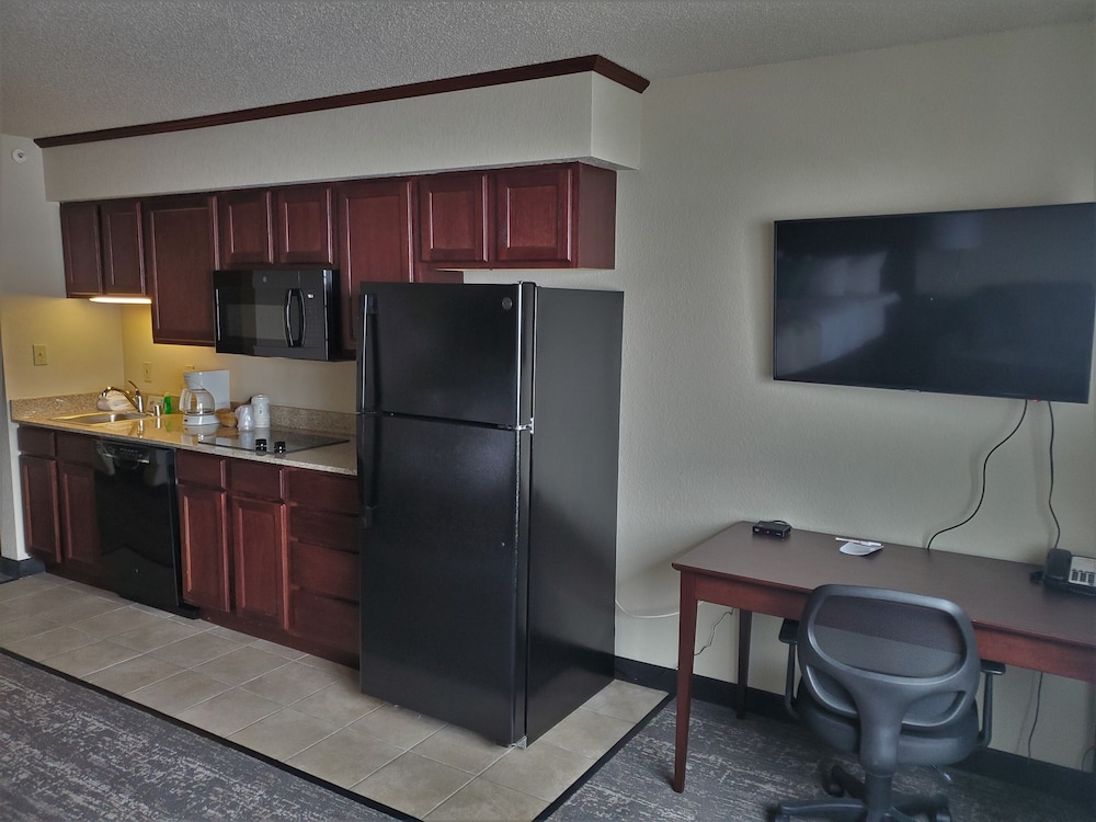 Cobblestone Suites Oshkosh 44/75