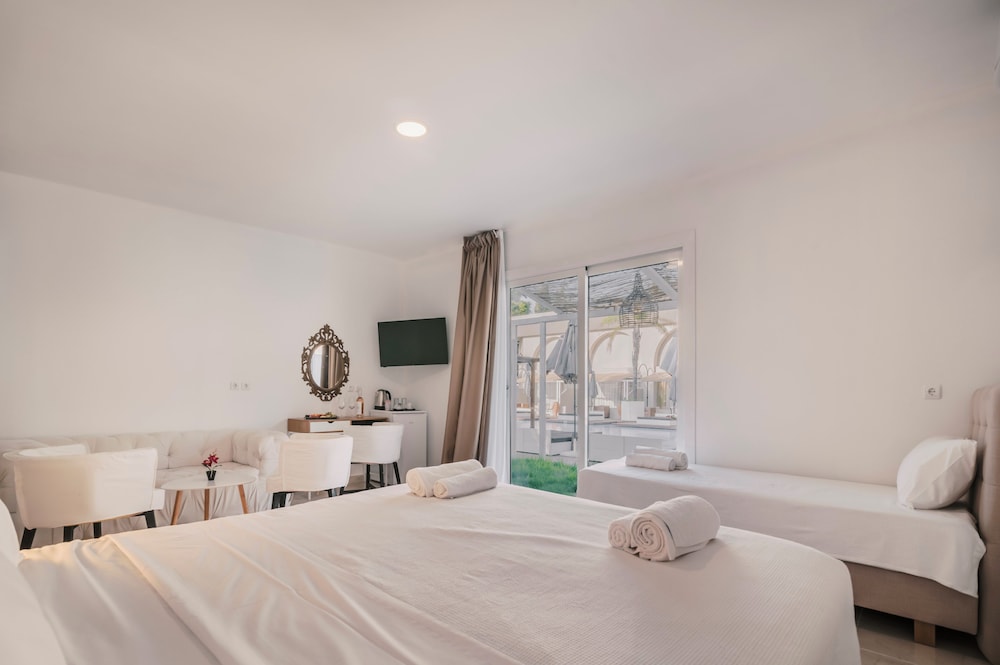 SUITE, QUEEN BED, POOL VIEW