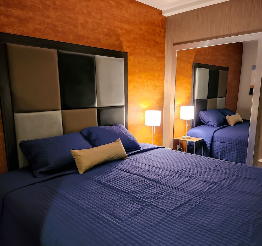 DELUXE, QUEEN BED, SMOKING