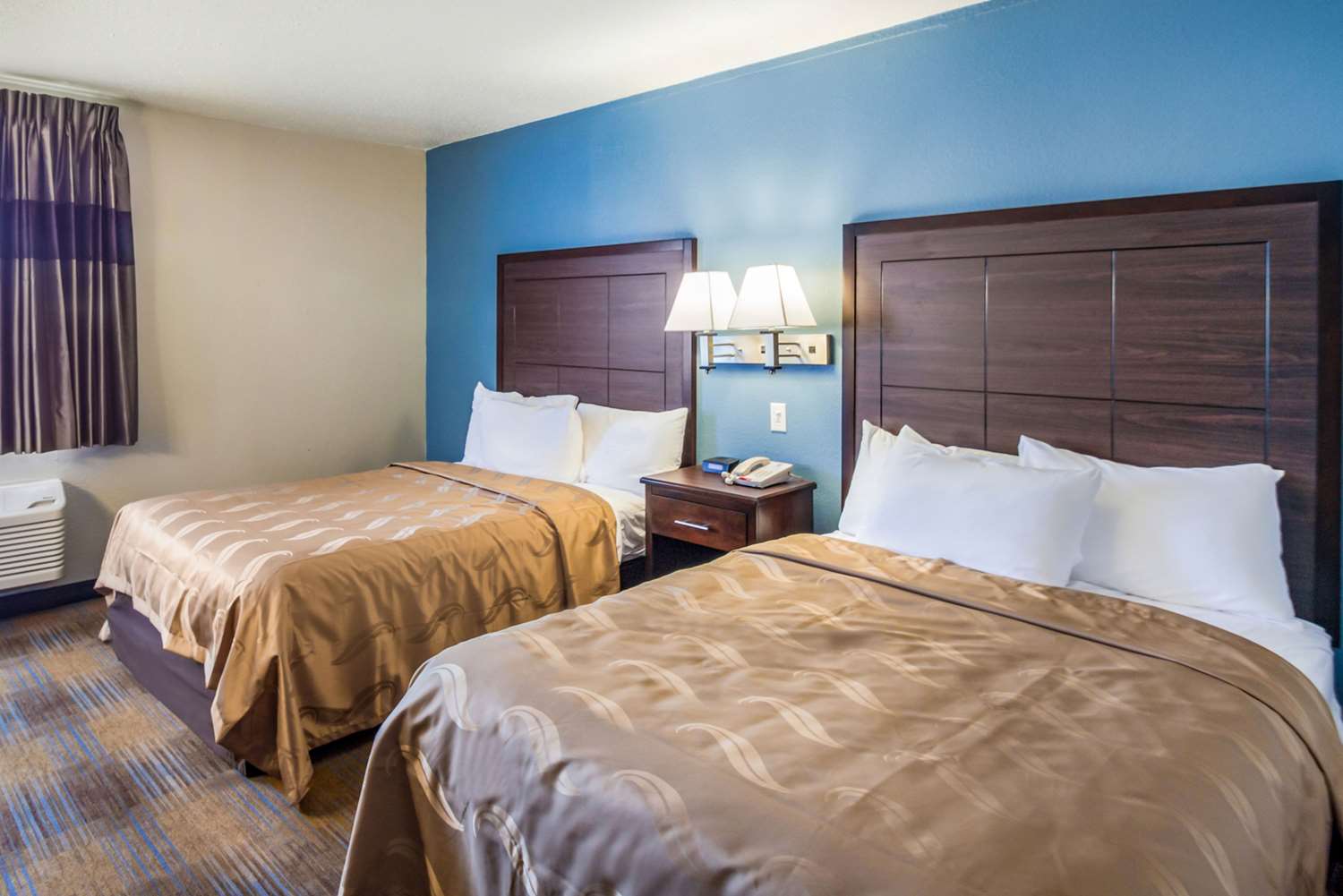 غرفة بسريرين مزدوجين، AmericInn by Wyndham Madison WI 2/4