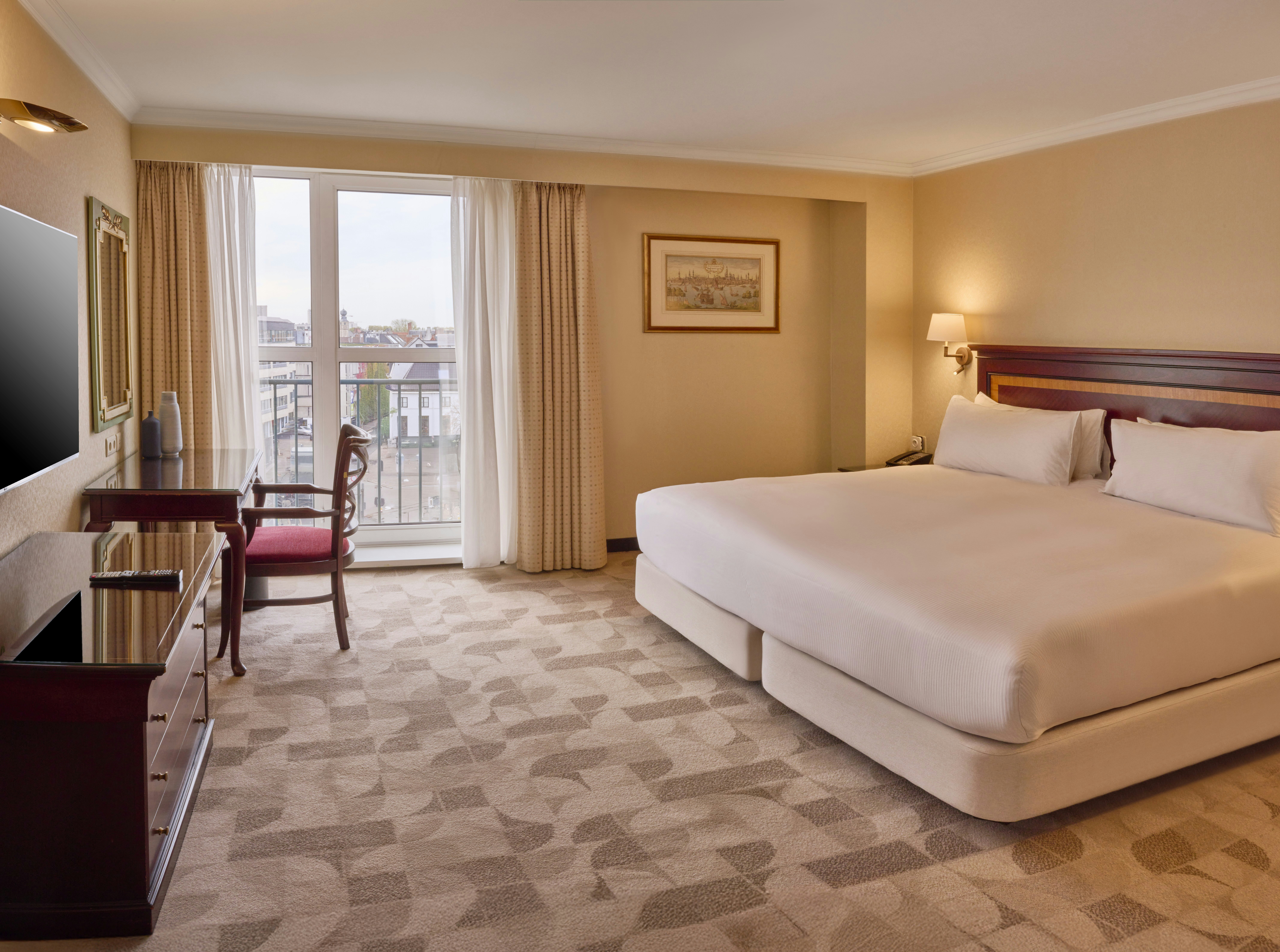 ROYAL, SUITE, KING BED